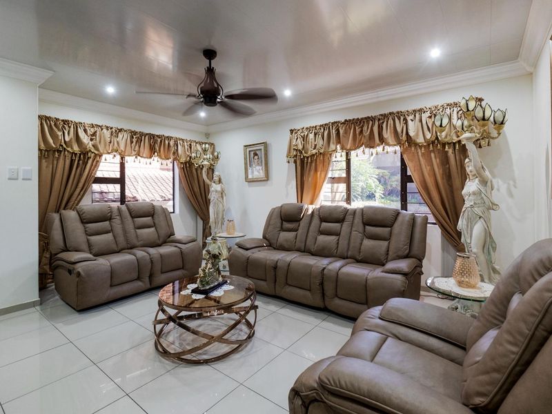 Face brick secure townhouse with sea views - Photo 7