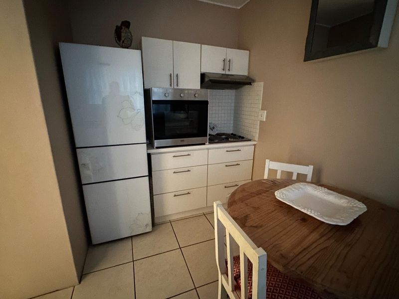 Spacious Centrally Located Apartment In Chrismar - Photo 3