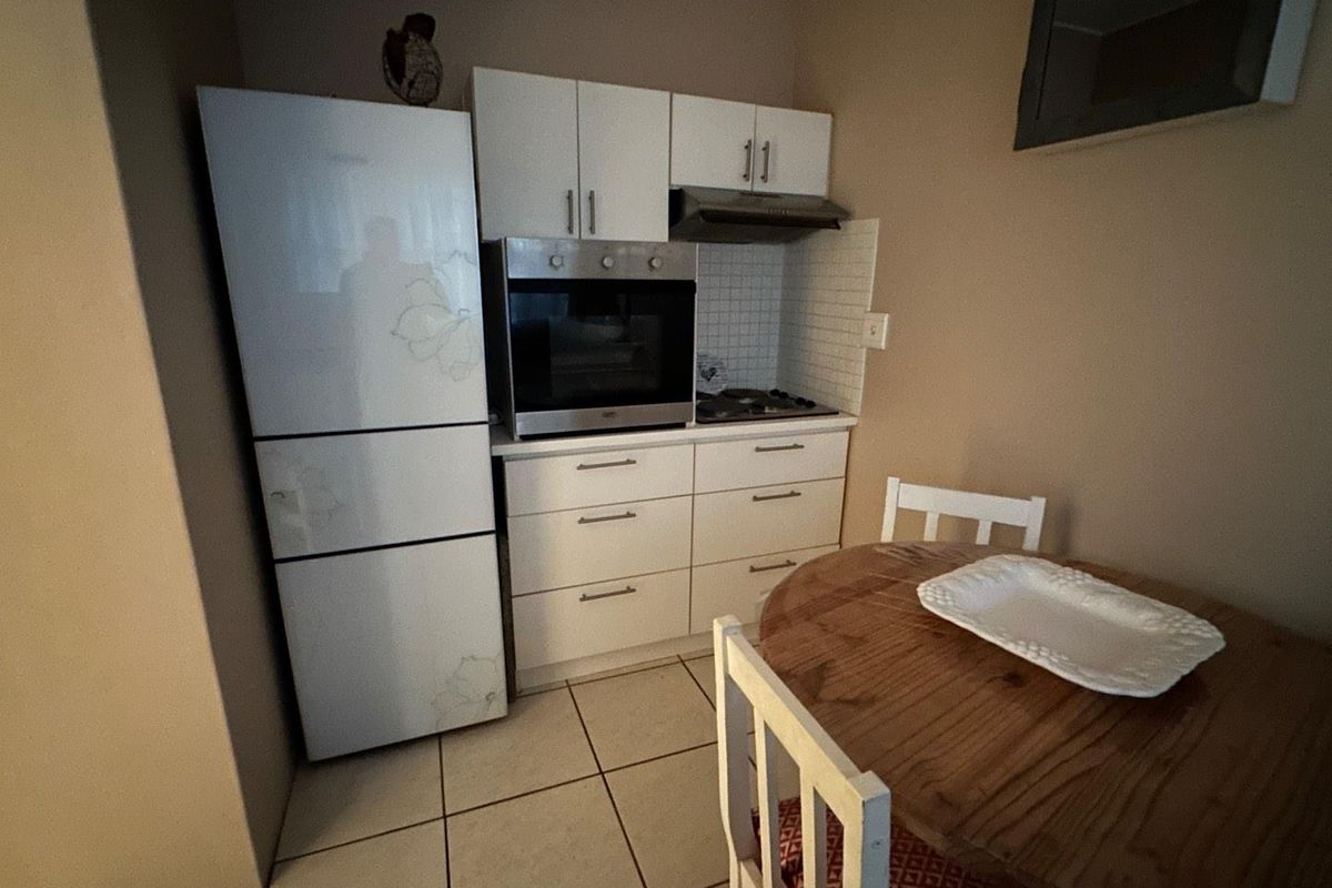 Spacious Centrally Located Apartment In Chrismar - Photo 3