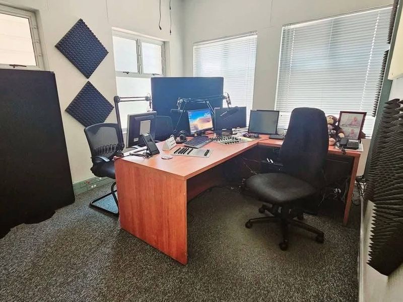 Modern & spacious single-level offices for sale in a complex with commercial and residential units. - Photo 5