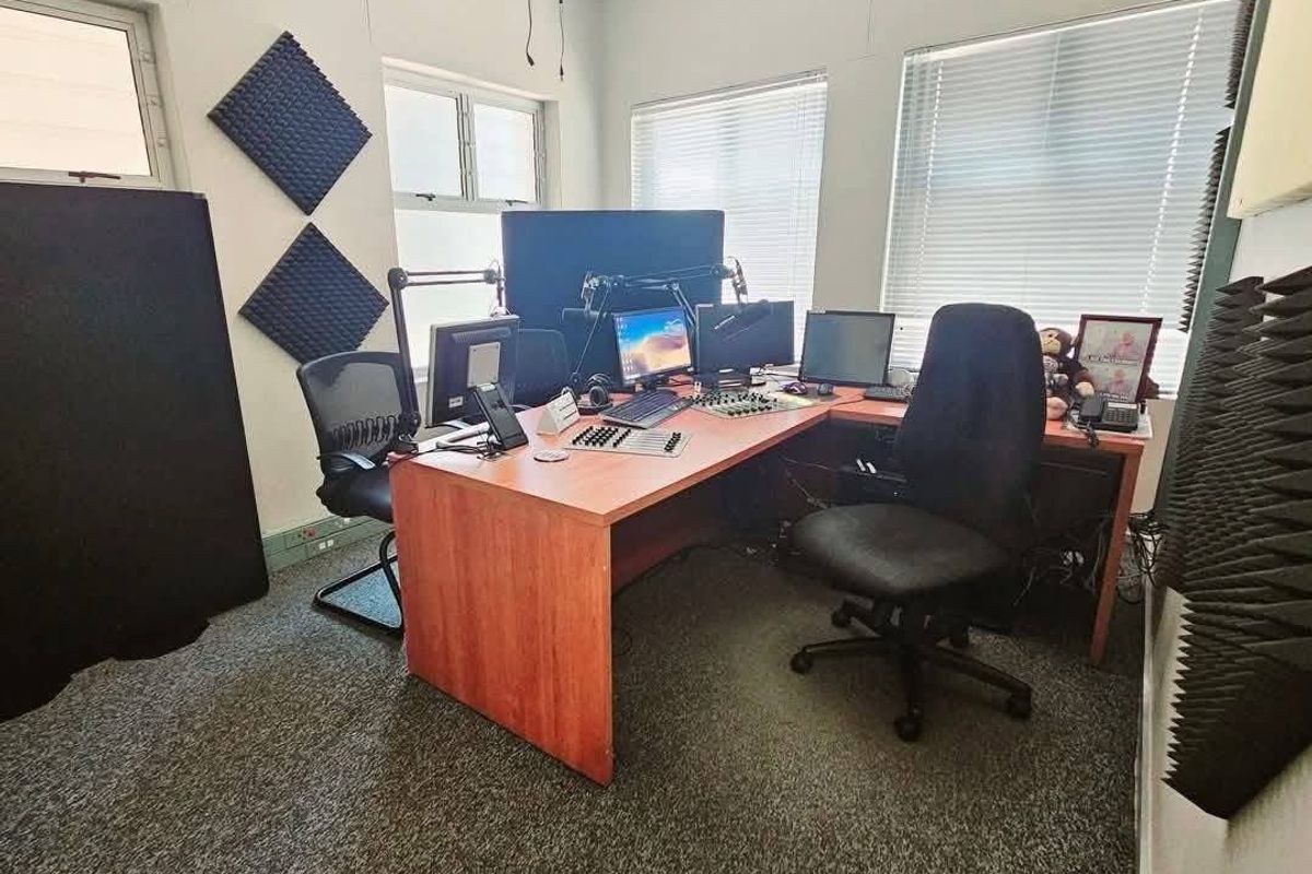Modern & spacious single-level offices for sale in a complex with commercial and residential units. - Photo 5