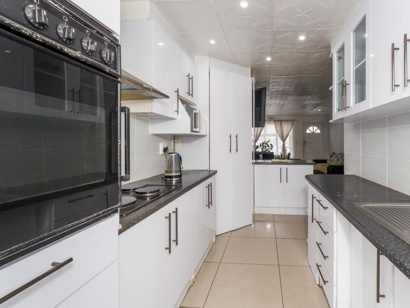 Warmth, Style, and Effortless Entertaining in the Heart of Strandfontein. - Photo 9