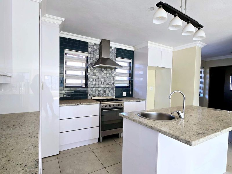 Stylish Freestanding Family Home in Secure Estate in Olympus - Photo 4