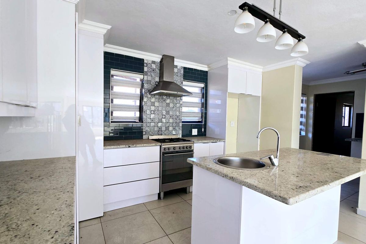 Stylish Freestanding Family Home in Secure Estate in Olympus - Photo 4