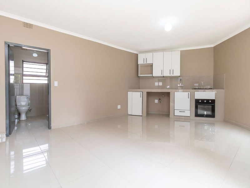 Beautifully-renovated 1-Bedroom Garden Cottage to Let in Hurlingham Manor - Photo 7