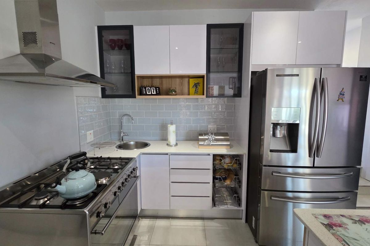 Elegant 4 Bedroom Family Home in The Hills Nature Reserve - Photo 5