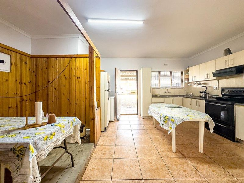 Spacious Family Home with a Separate Flatlet - Photo 9