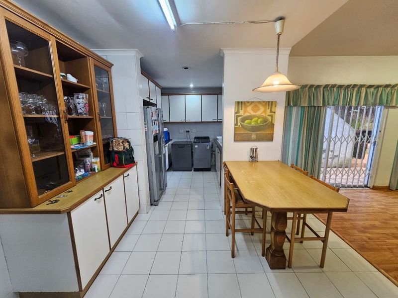 A Hidden Gem of Space, Character &amp; Tropical Charm Situated in Ocean view area - Photo 10