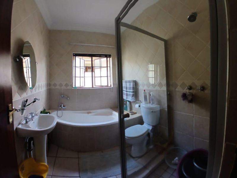 3 Bedroom House Sale in Heatherview, Pretoria - Photo 6