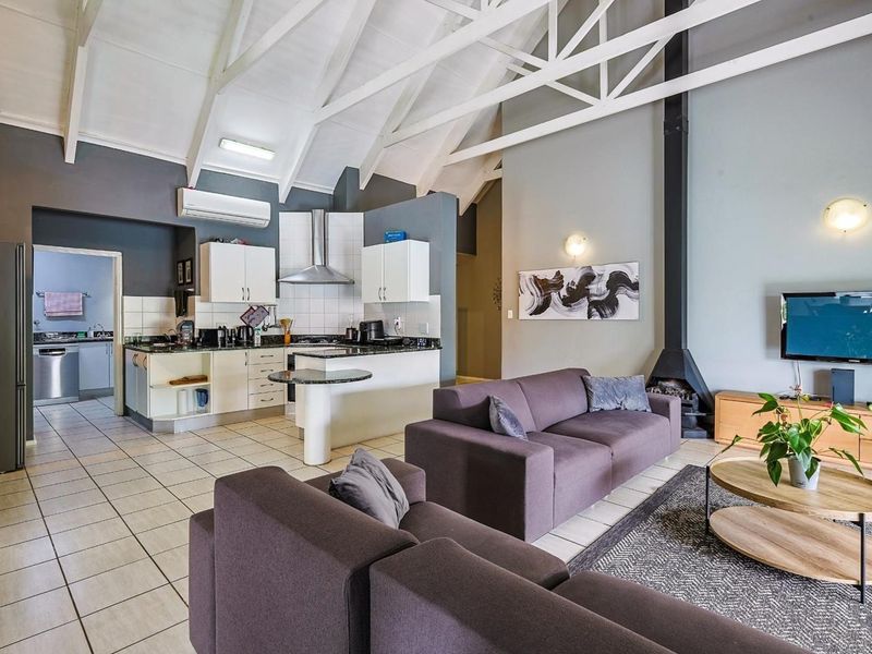 Elegant Furnished Family Home to Rent in Silver Lakes Golf Estate - Photo 9