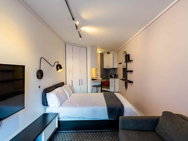 Stylish Studio in Sea Point Steps from the Promenade - Photo 3