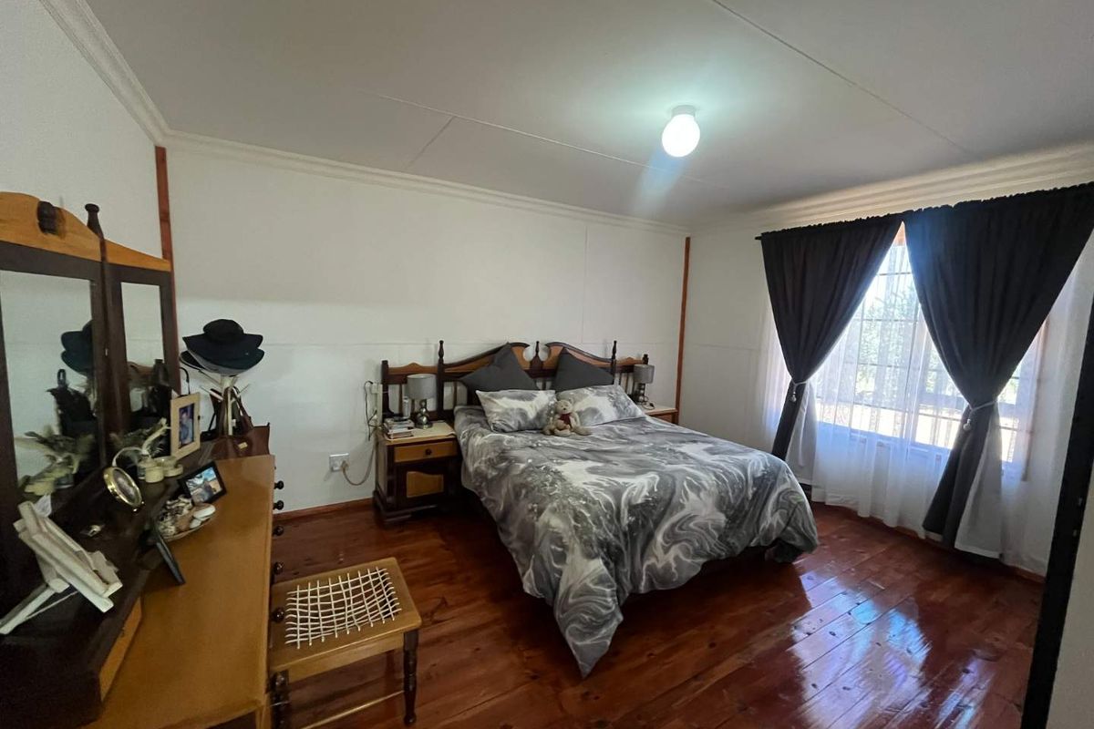 Beautiful 9.053 ha Smallholding with House & Cottage – Completely Off-Grid – Just Outside Upington - Photo 5