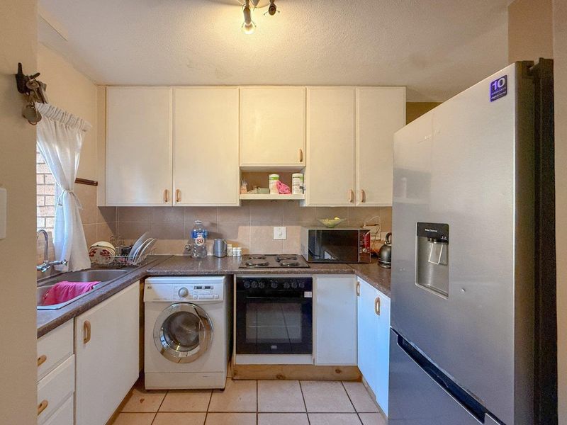 Modern 2-Bedroom Apartment to Rent in Mooikloof Ridge Estate - Photo 3