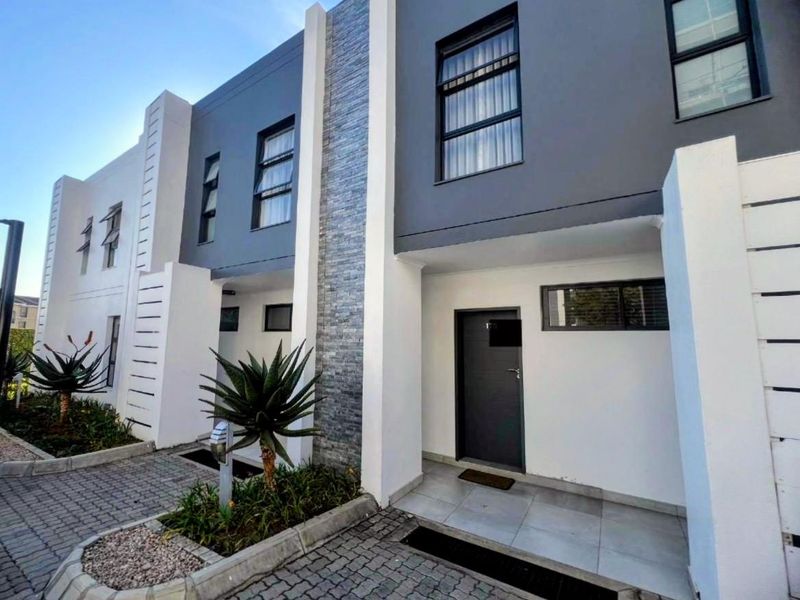 Luxury 3 bedroom 2.5 bath Duplex Apartment | Prime Location | Excellent Investment Opportunity - Photo 1