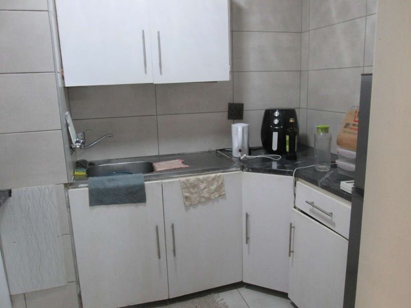 A VERY UNIQUE BEAUTIFUL {1} ONE BEDROOM APARTMENT FOR SALE IN PRETORI CENTRAL BARGAIN - Photo 7