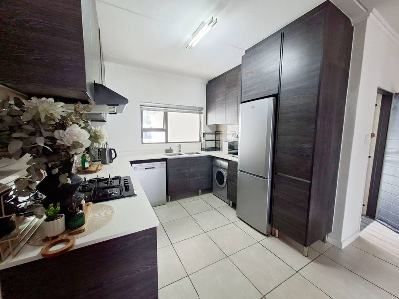 Immaculate 2 bed, 2 bath, 2nd floor apartment available in Petervale - Photo 3