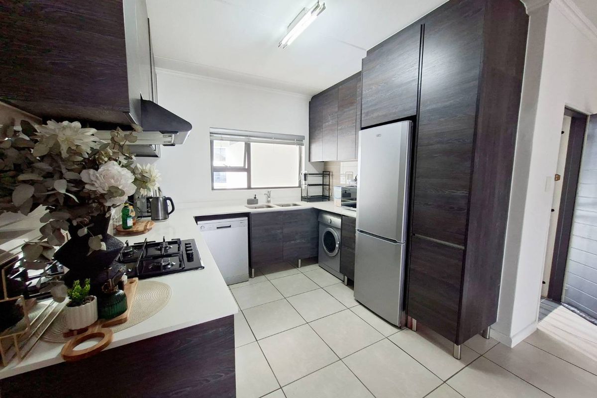Immaculate 2 bed, 2 bath, 2nd floor apartment available in Petervale - Photo 3