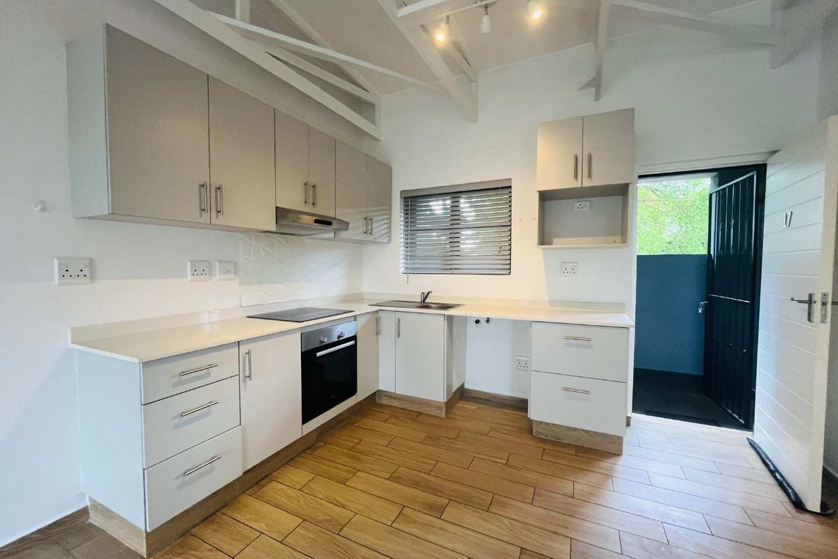 Hendra - Sleek Loft-Style Apartment with Solar Savings and Prime Location! - Photo 2