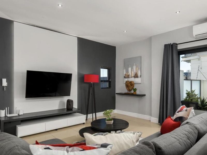 Luxury Two-Bedroom Retreat with Expansive Outdoor Deck in Sea Point - Photo 3