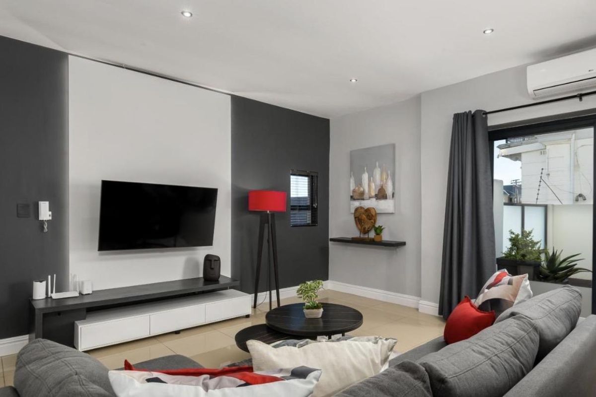 Luxury Two-Bedroom Retreat with Expansive Outdoor Deck in Sea Point - Photo 3