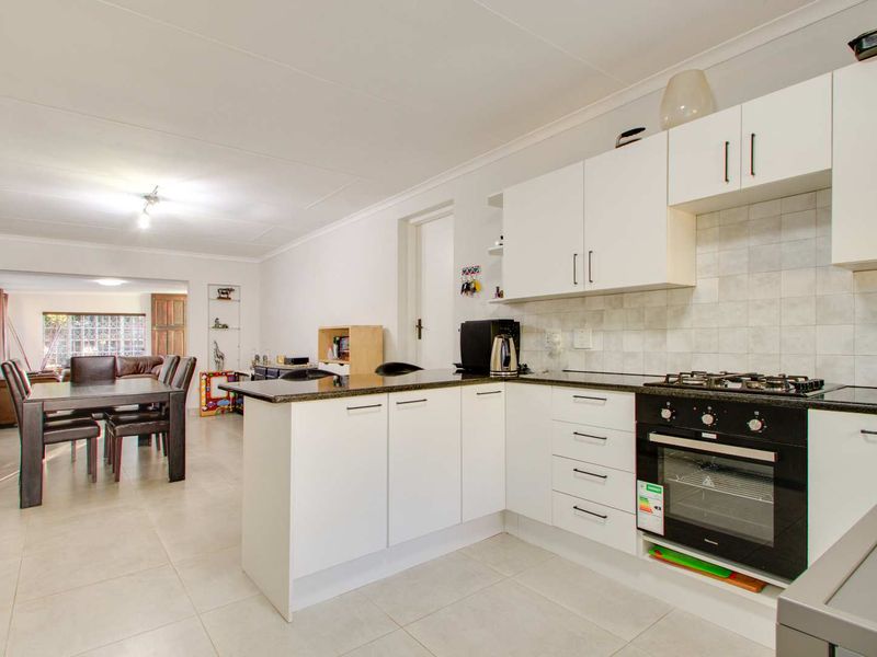 3 Bedroom Townhouse with Home Office for sale Wilgeheuwel/Radiokop - Photo 9