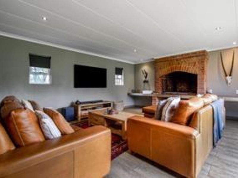 WIERDAPARK - MODERN UPGRADED 4 BEDROOM HOUSE WITH A FULL FLATLET. - Photo 6