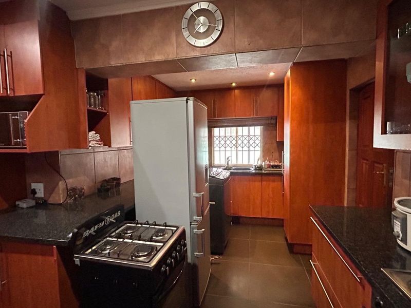 Big, Bold & Beautiful — Symhurst Living at Its Finest! - Photo 3