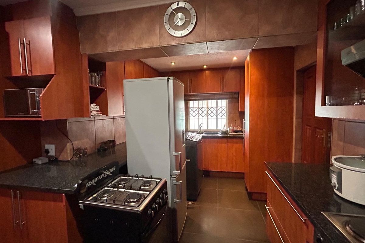 Big, Bold & Beautiful — Symhurst Living at Its Finest! - Photo 3