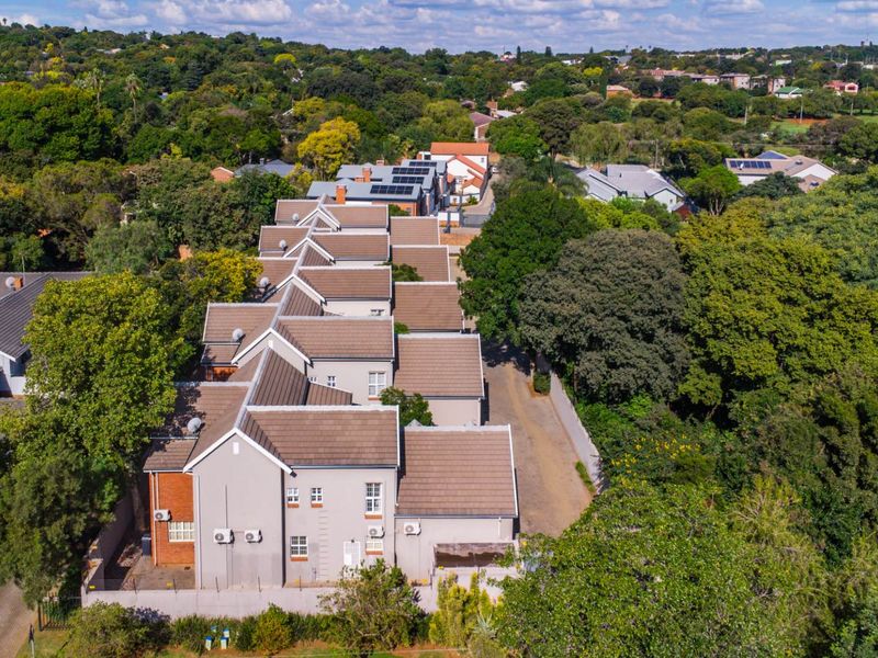 Exceptional 4-Bedroom Townhouse in Exclusive Farmers Folly Complex - Photo 4