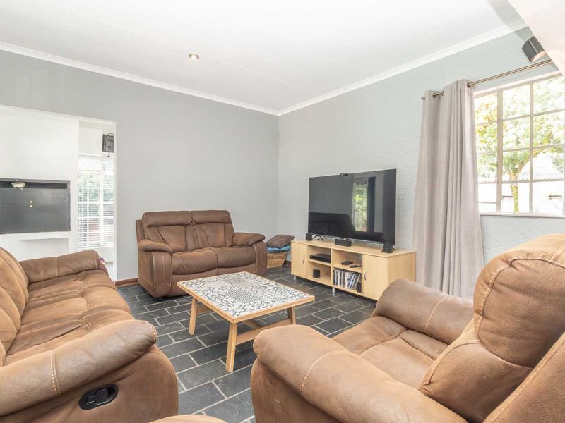 "Eco-Friendly Elegance:  Solar Panels, Inverter and more" - Photo 4