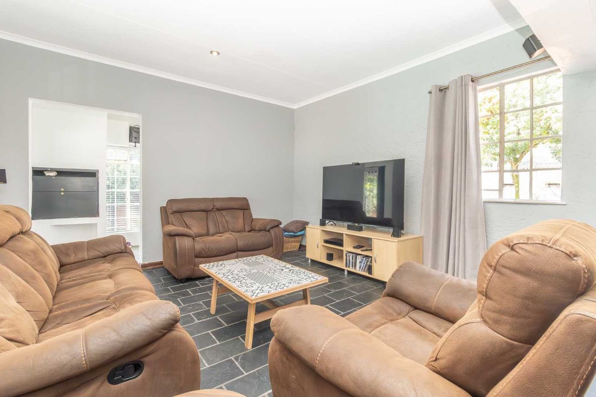 "Eco-Friendly Elegance:  Solar Panels, Inverter and more" - Photo 4