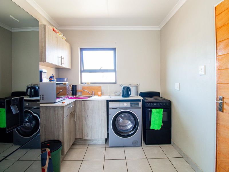 Charming Two-Bedroom Home with Modern Open Plan Living! - Photo 5