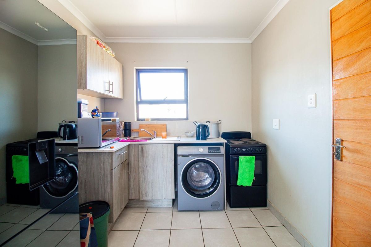 Charming Two-Bedroom Home with Modern Open Plan Living! - Photo 5