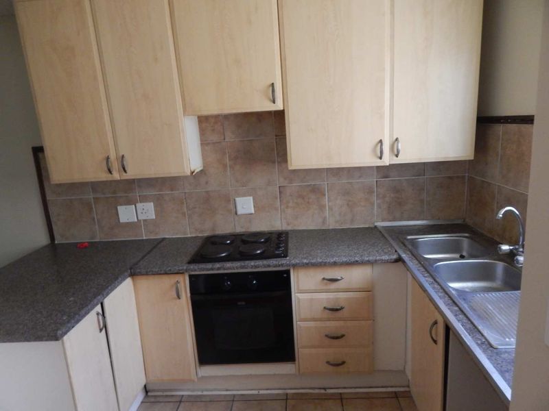 Lovely 2 Bedroom ground unit in Mooikloof Ridge - Photo 7