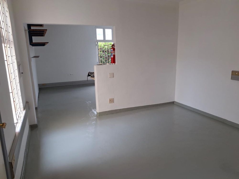 Side building entrance space