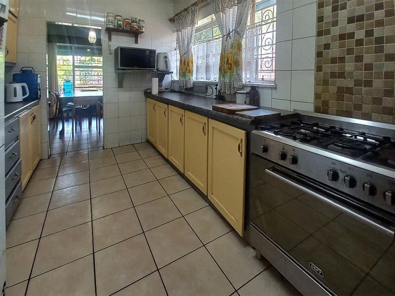 Fully Off-the-Grid Spacious 3/4-Bedroom Family Home in Secure Boomed-Off Area in Edleen - Photo 10