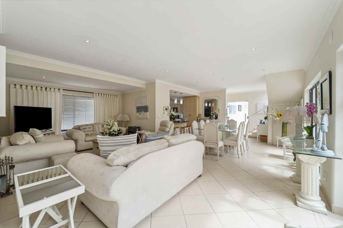 Sunset Links Golf Estate – Elegant Family Home with Income Potential - Photo 5