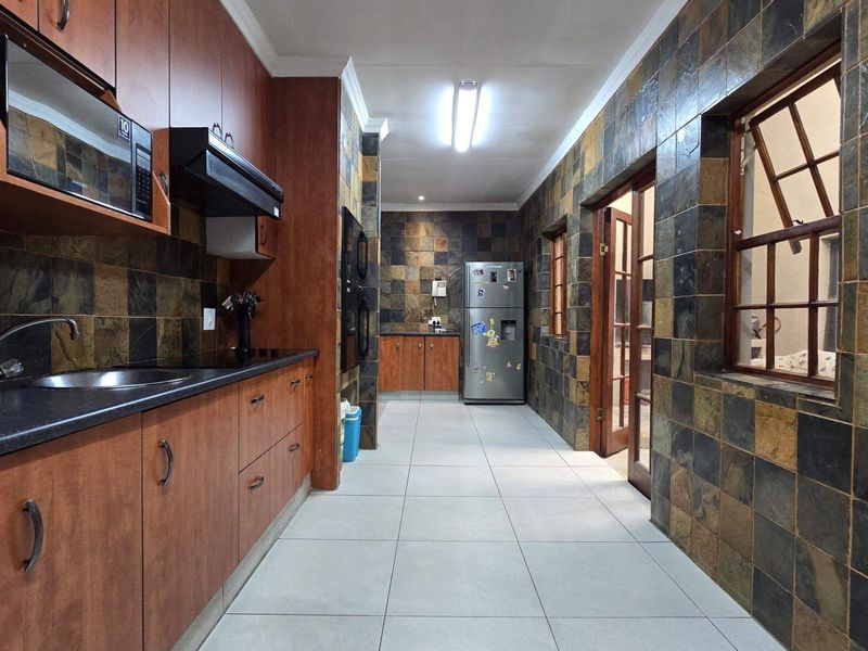 4 Bedroom House For Sale in Nimrod Park. - Photo 6