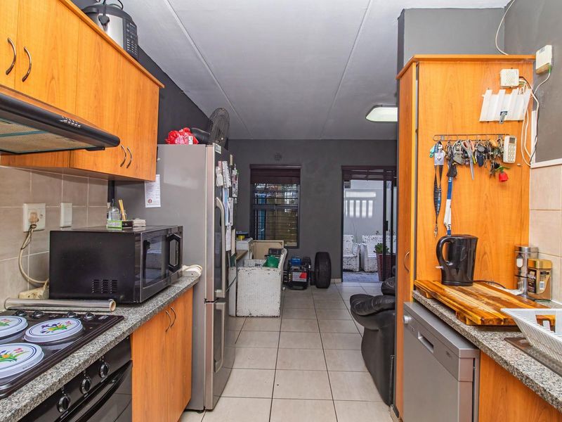 Charming 2-Bedroom Apartment in Secure Complex - Photo 5