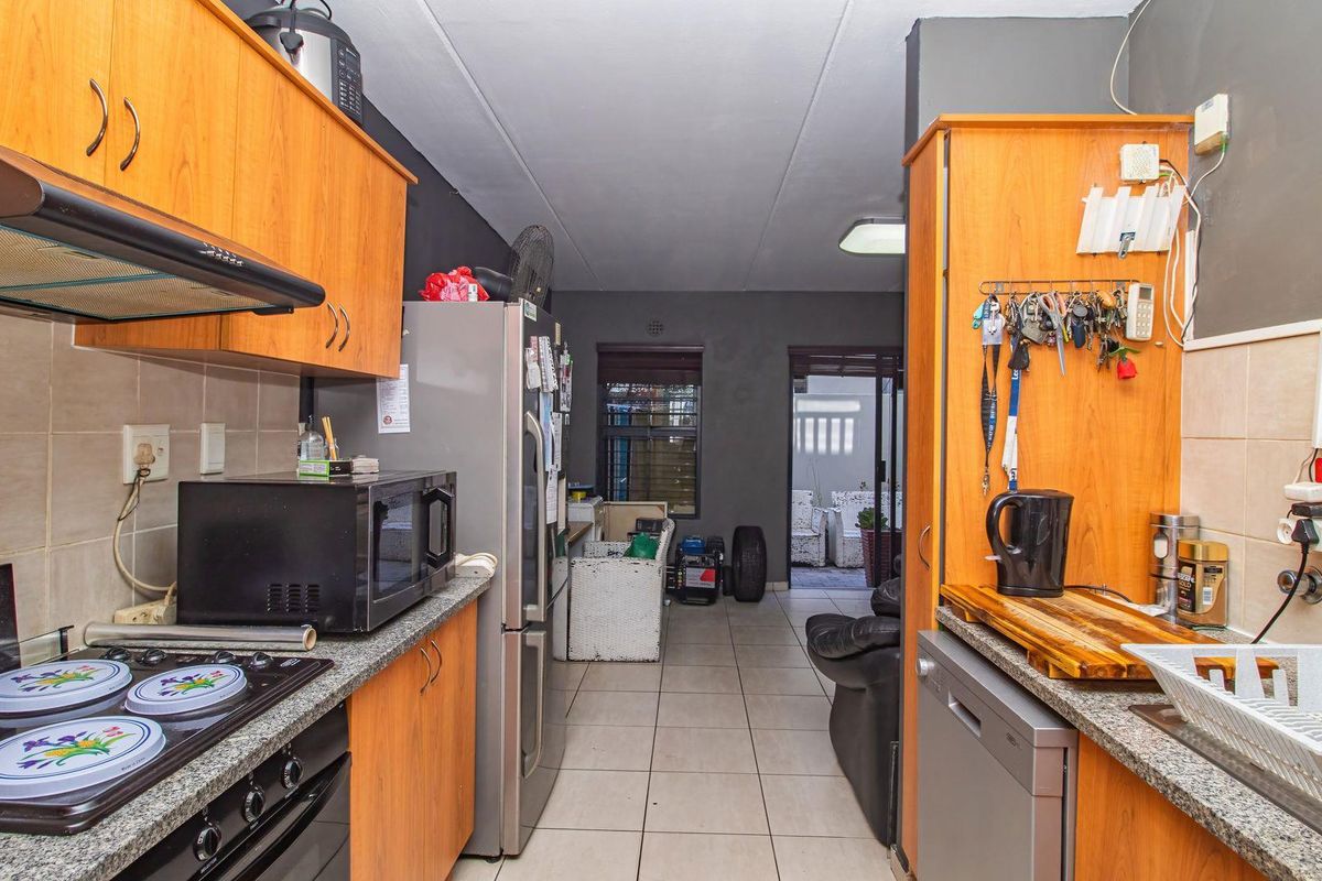 Charming 2-Bedroom Apartment in Secure Complex - Photo 5