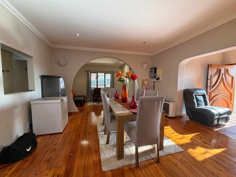 Hendra - Spacious Family Living with Income-Generating Cottage - Photo 3