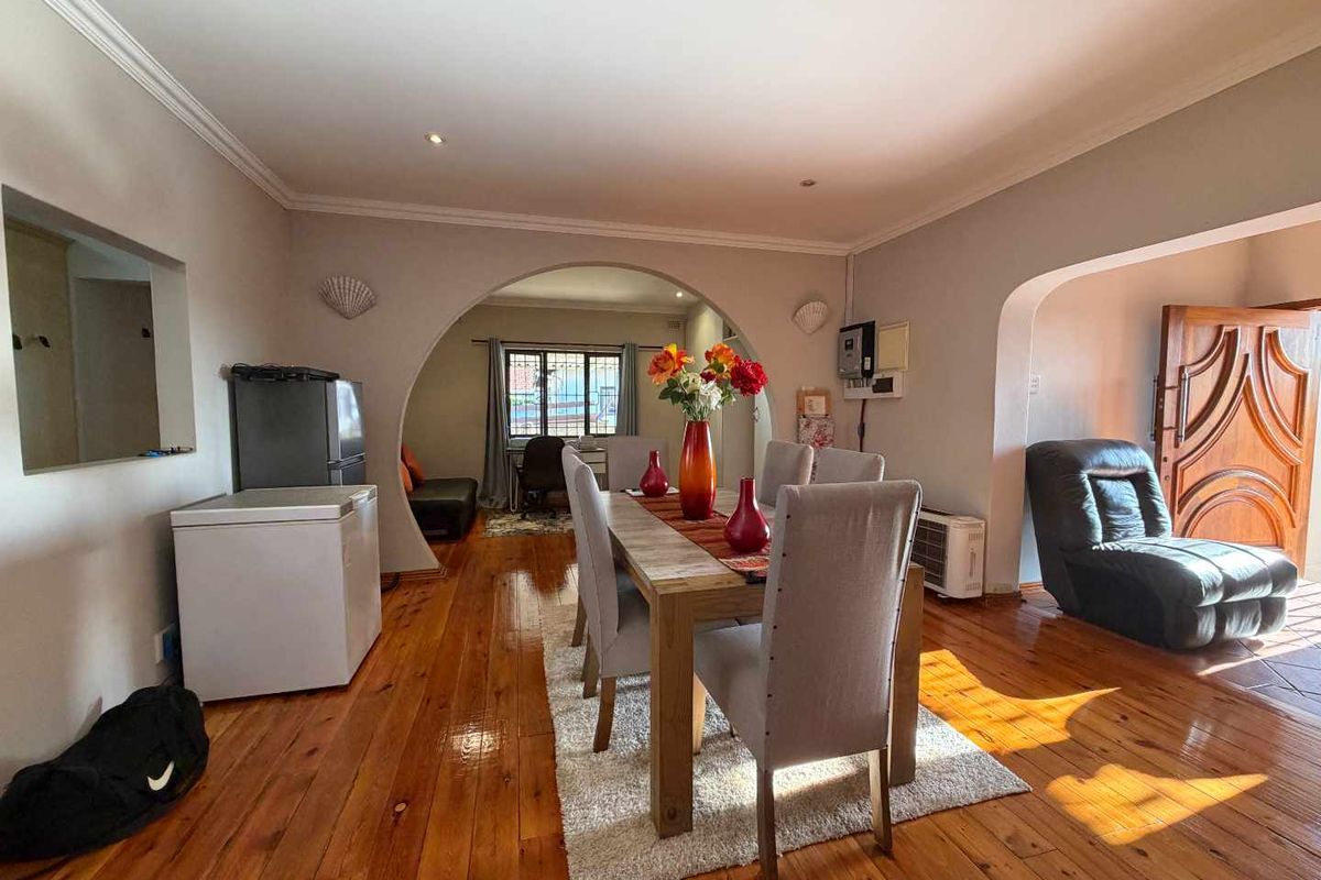 Hendra - Spacious Family Living with Income-Generating Cottage - Photo 3