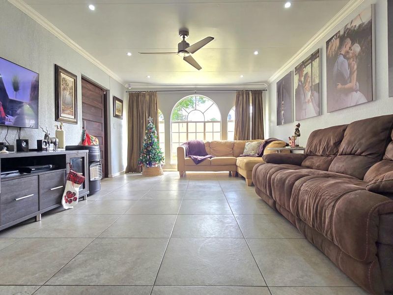 4 Bedroom House for Sale in Verwoerdpark - Photo 2