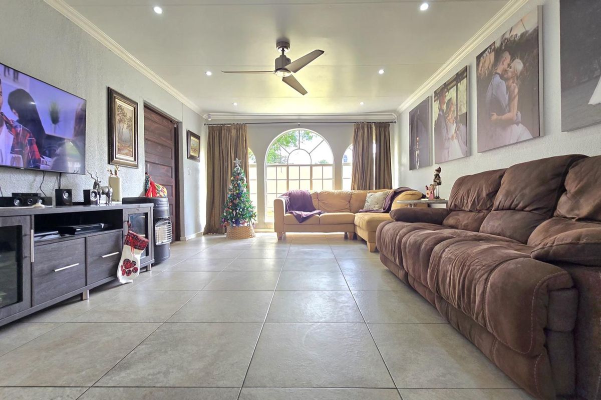 4 Bedroom House for Sale in Verwoerdpark - Photo 2