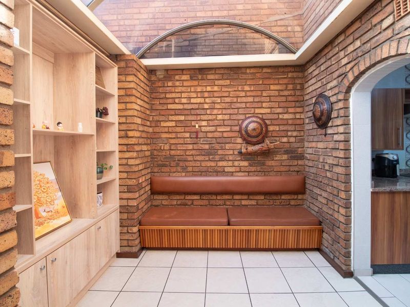 Spacious 3-Bedroom Townhouse in Secure Boomed Area - Must See! - Photo 9