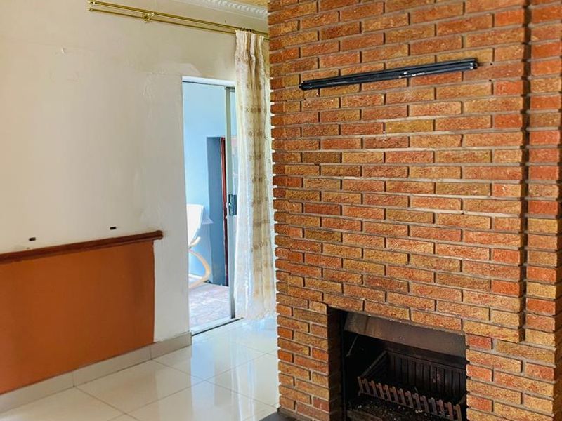 "Discover Your Dream Home in Berea West, Westville!" 2. "Luxurious Family Living Awaits in Westville!" 3. "Berea West Beauty: Spacious Family Home for Sale!" - Photo 3