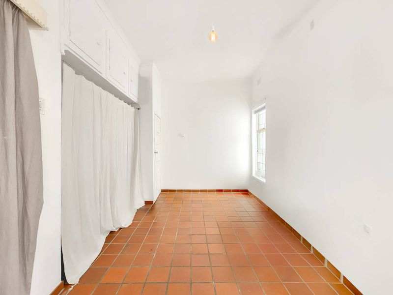 Open-Plan Living, Balcony and Views! - Photo 9