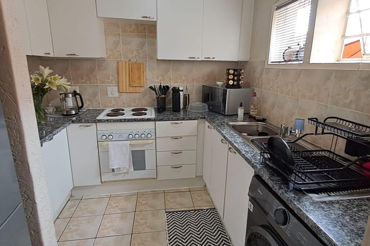 Ground Floor One-Bedroom Townhouse in Mondeor - Photo 3