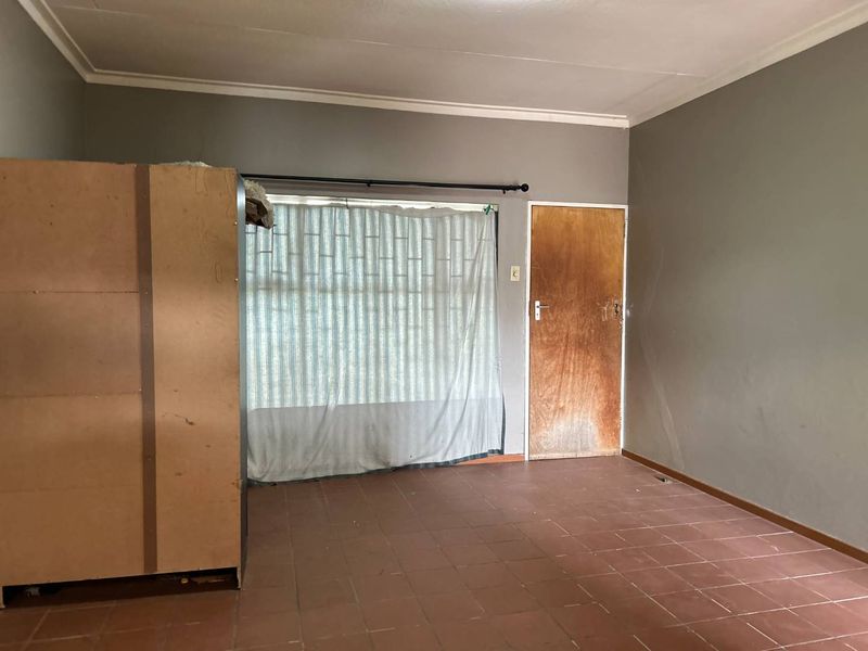 Your Dream Home Awaits in Soweto's Luxury Hill! - Photo 4