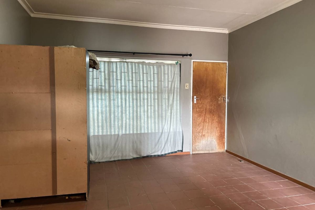 Your Dream Home Awaits in Soweto's Luxury Hill! - Photo 4
